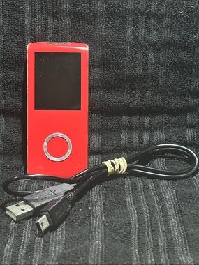 Coby MP705 4GB Digital Red MP3 / MP4 Music, Video, E-book & FM Radio Player